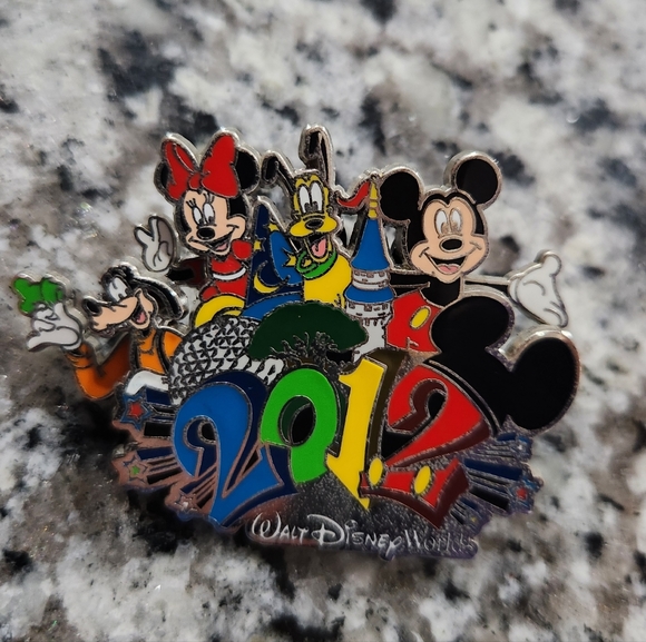 2012 DisneyWorld Authentic Trading Pin - Picture 1 of 3
